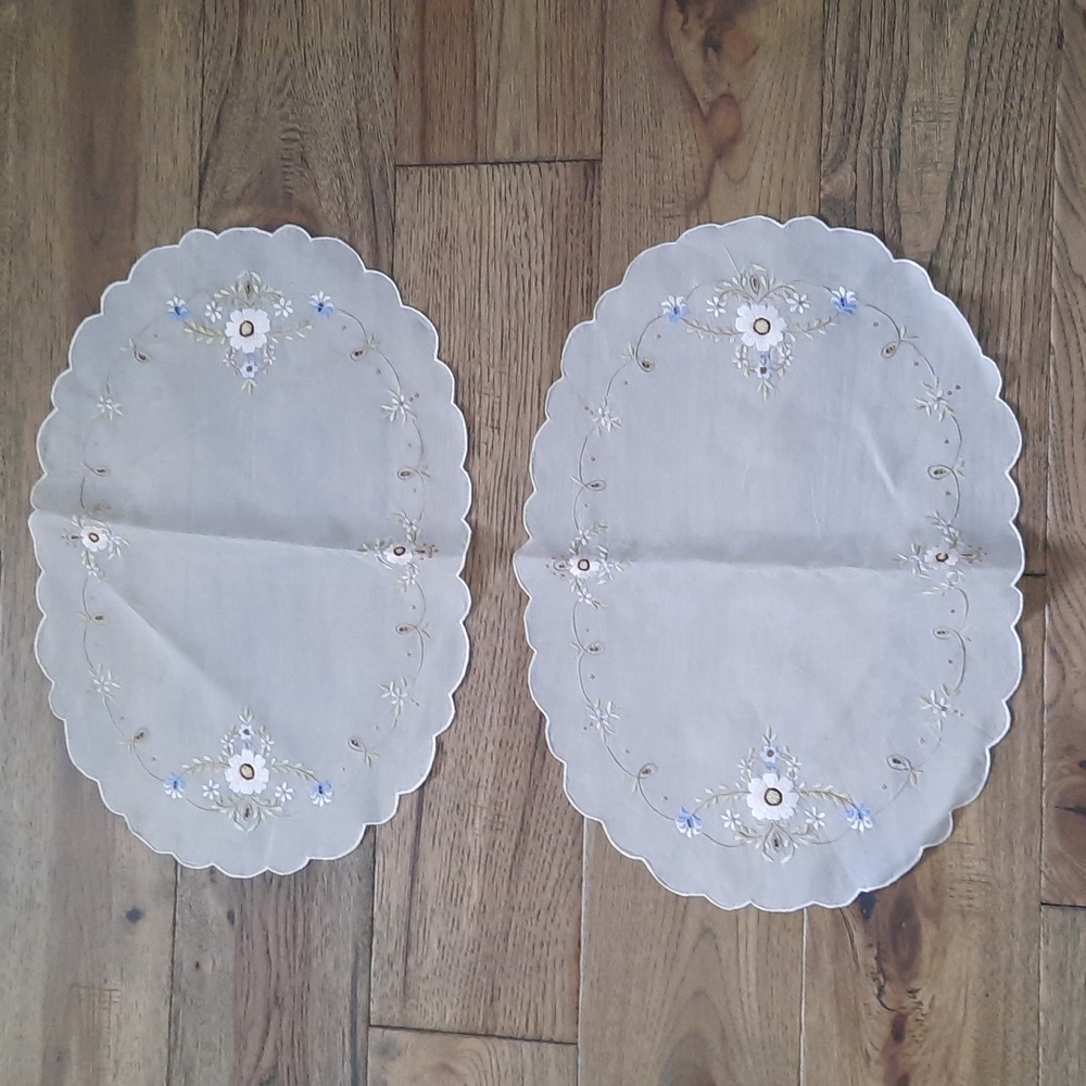 Vintage Embroidered Oval Table Doilies